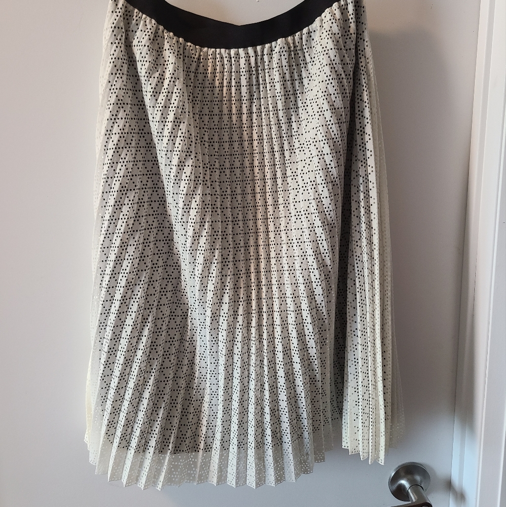 Joie pleated A line skirt - like new. Firs more like a small :)